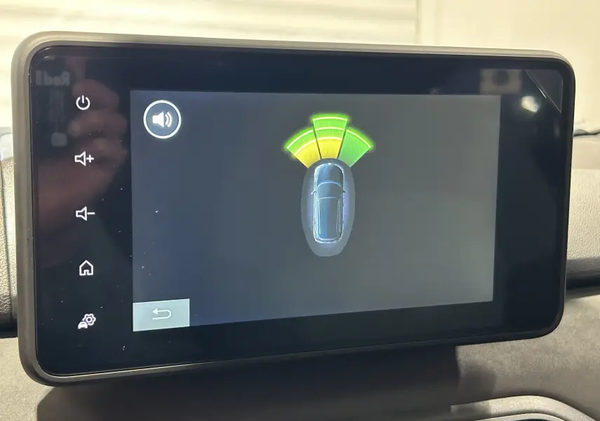 Écran tactile intérieur du Dacia Jogger 2026 montrant l'alerte de proximité avec signal sonore activé.
