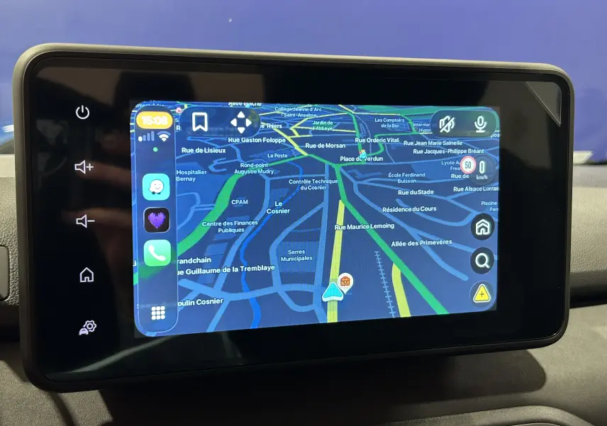 Écran tactile central du tableau de bord affichant un GPS avec carte détaillée dans un Dacia Jogger gris schiste.