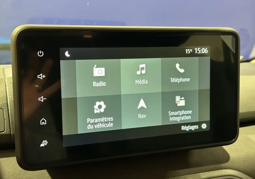 Écran tactile central du tableau de bord du Dacia Jogger affichant les options radio, média, téléphone et navigation.
