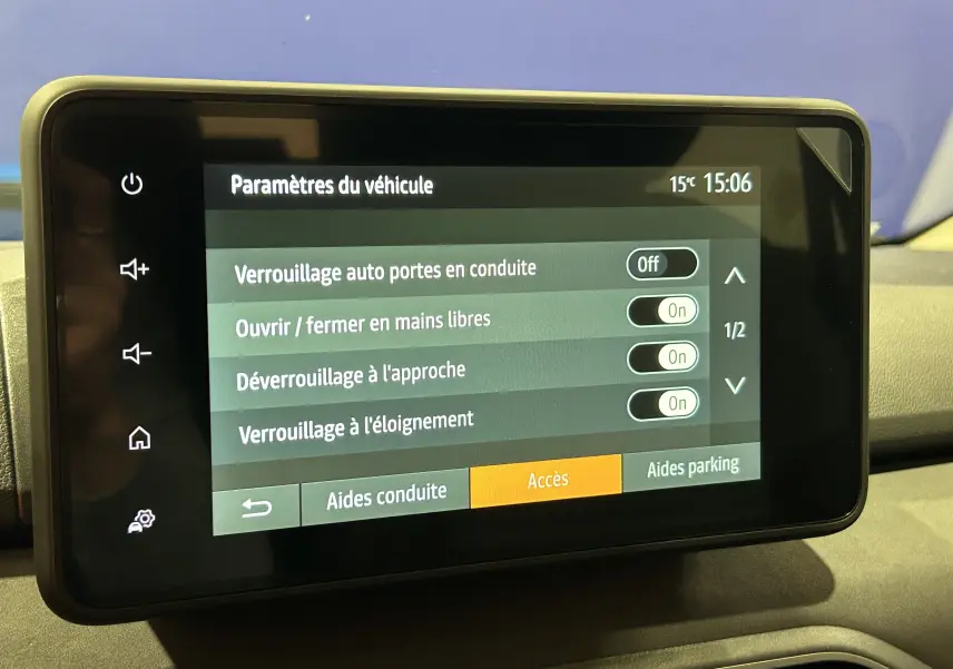 Écran tactile du tableau de bord du Dacia Jogger affichant les paramètres d'accès avec options de verrouillage activées.