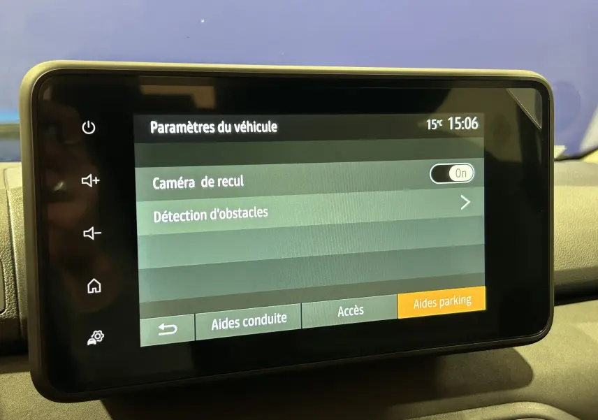 Écran tactile intérieur du Dacia Jogger affichant les paramètres caméra de recul et détection d'obstacles.