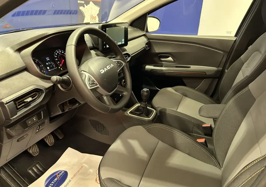 Intérieur avant droit du Dacia Jogger 2026, volant cuir, tableau de bord moderne avec écran tactile GPS.