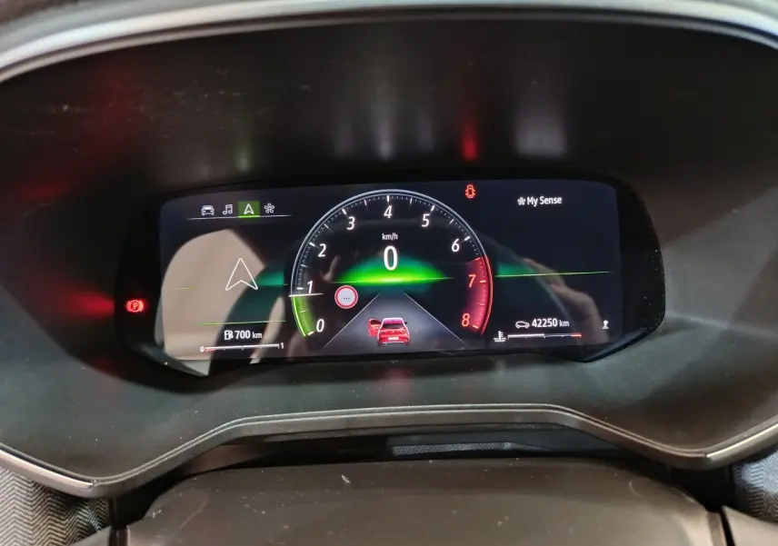 Combiné d'instruments numérique de Renault Clio 2024 affichant vitesse, navigation et kilométrage à 0 km/h.