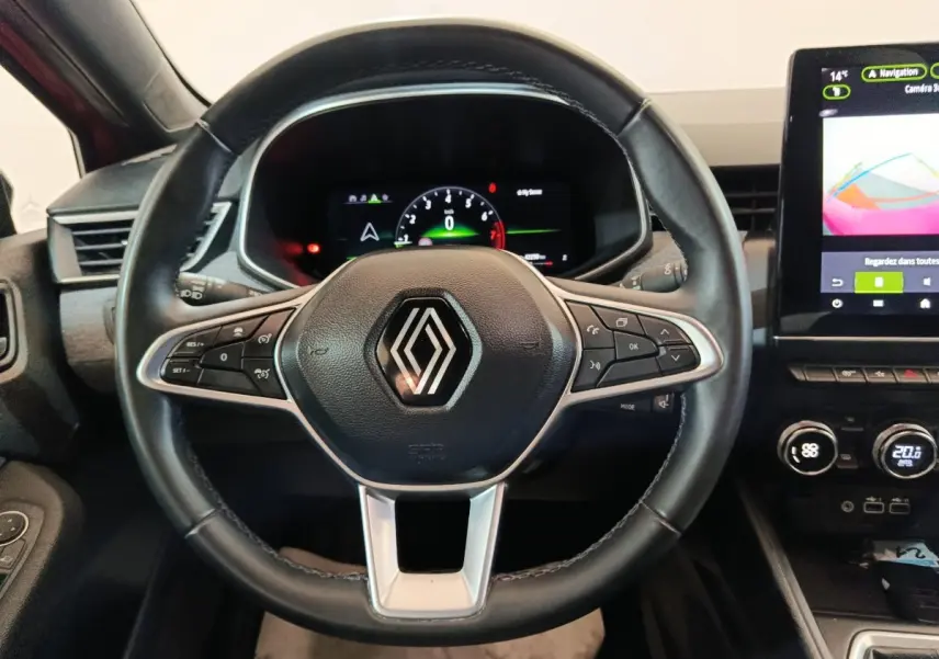 Vue rapprochée du volant noir de la Renault Clio Techno TCe 90 2024 avec tableau de bord numérique et écran tactile central.