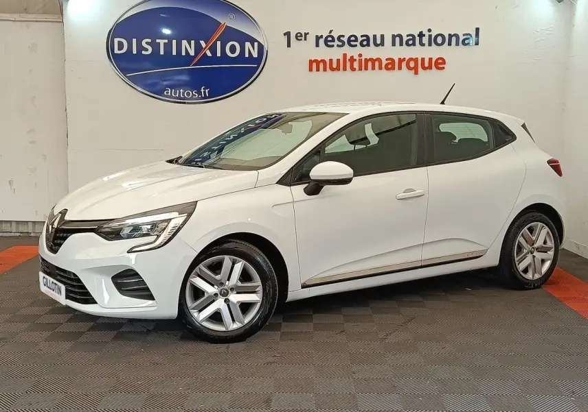 Renault Clio Business blanc vue de profil droit en intérieur, avec jantes alliage et feux LED distinctifs.