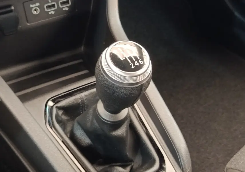 Le levier de vitesses manuel noir de la Renault Clio Business TCe 100 GPL 2021, avec ports USB visibles en arrière-plan.