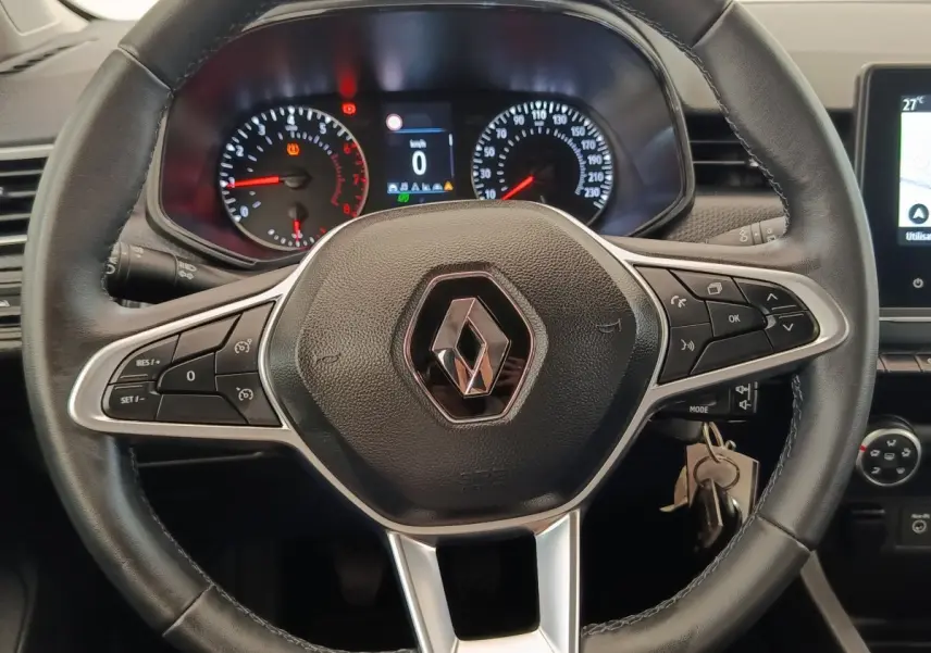 Vue rapprochée du volant cuir noir et du tableau de bord numérique de la Renault Clio Business TCe 100 GPL 2021.