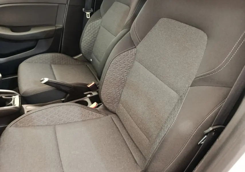 Gros plan sur les sièges avant gris foncé de la Renault Clio Business TCe 100 GPL 2021, intérieur tissu.