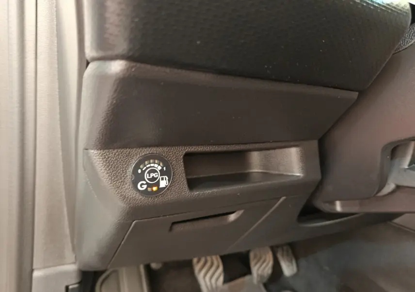 Gros plan sur le tableau de bord noir côté conducteur de la Renault Clio Business TCe 100 GPL, avec indicateur GPL visible.