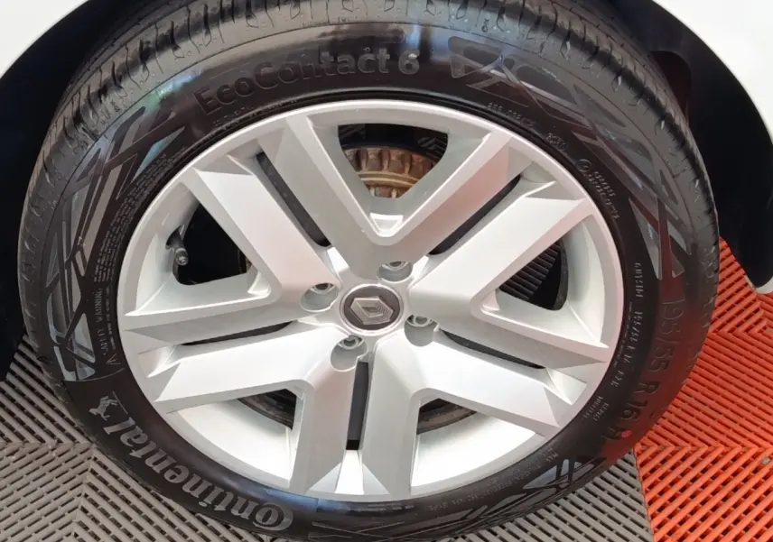 Gros plan sur la roue avant droite blanche d’une Renault Clio Business TCe 100 GPL avec jante alliage et pneu Continental.