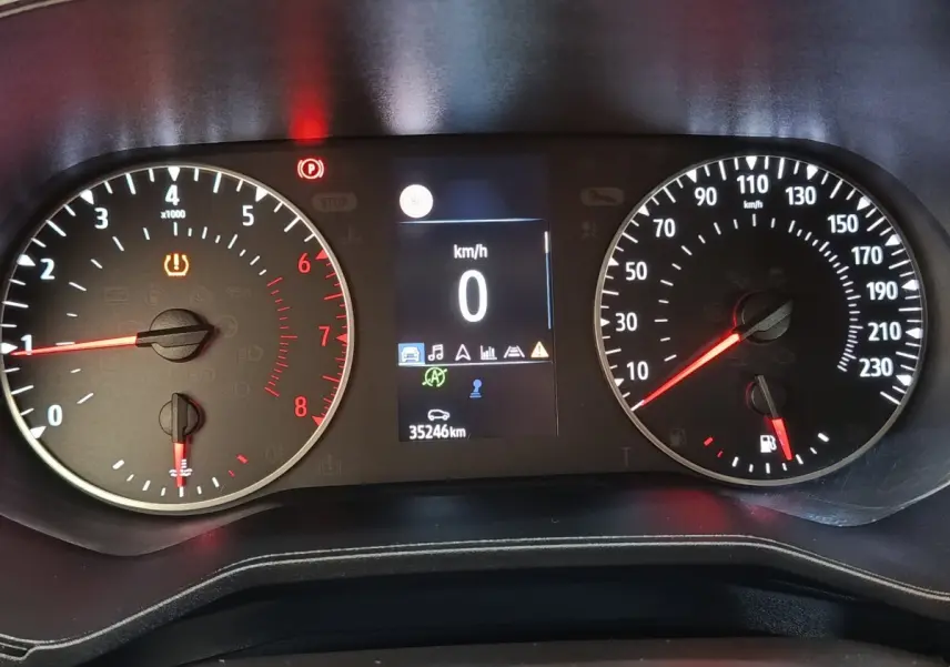 Tableau de bord de Renault Clio Business TCe 100 GPL 2021, affichage digital au centre, compte-tours et compteur vitesse.