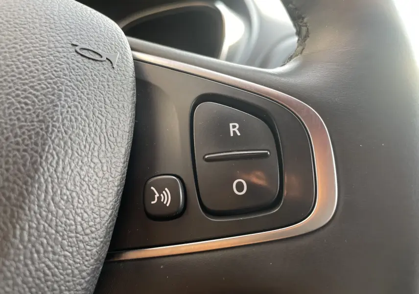 Gros plan sur les commandes de régulateur de vitesse sur le volant noir du Renault Captur TCE 120 Energy Intens 2017.