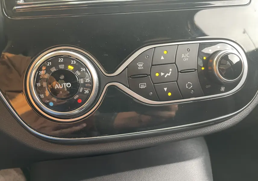 Panneau de commande de climatisation automatique du Renault Captur TCE 120 Energy Intens 2017 en noir, avec réglages activés.