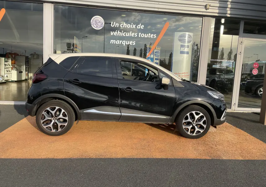 Profil côté gauche du Renault Captur TCE 120 Energy Intens 2017 noir étoile avec toit ivoire et jantes bi-ton 17 pouces.