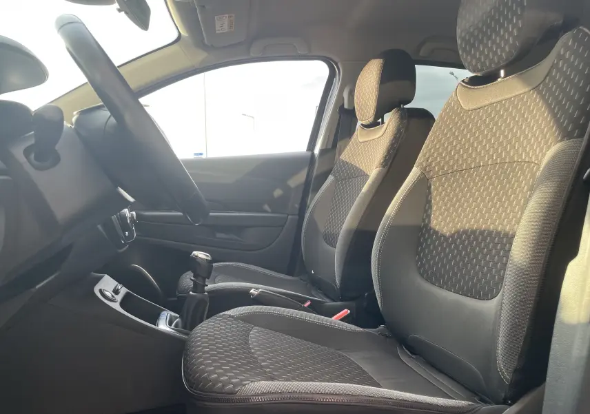 Vue intérieure côté conducteur du Renault Captur TCE 120 Energy Intens 2017, sièges tissu gris beige et levier de vitesse manuel.