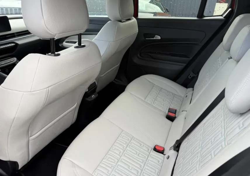 Vue intérieure arrière côté droit du FIAT 600 La Prima 2024 avec sellerie ivoire soft touch et appuie-têtes intégrés.