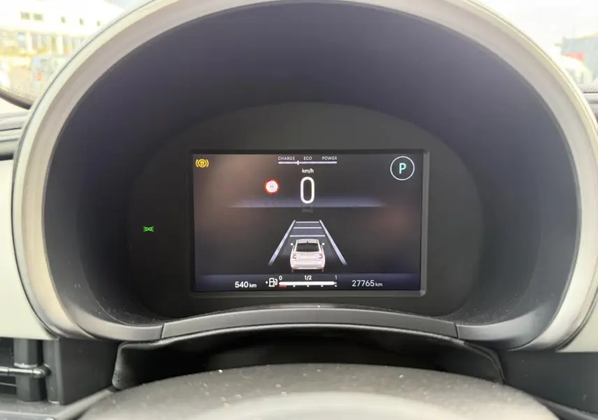 Combiné numérique 7 pouces du tableau de bord du Fiat 600 La Prima affichant l'aide à la conduite et la vitesse à zéro.