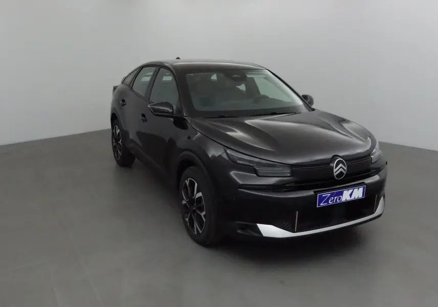 Citroën C4 1.2 Hybrid noir vue 3/4 avant droit dans un studio, avec calandre distinctive et jantes noires.