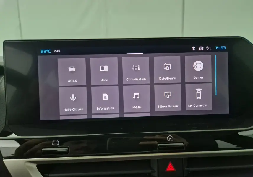 Écran tactile central du tableau de bord de la Citroën C4 noire 2025 affichant le menu principal des fonctions connectées.