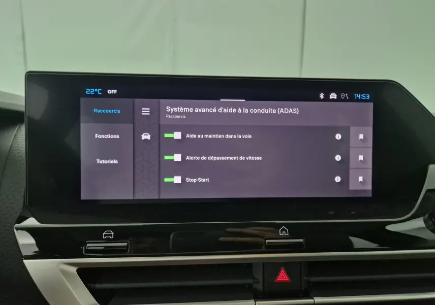 Écran tactile central du tableau de bord de la Citroën C4 noire 2025 affichant les aides à la conduite avancées.