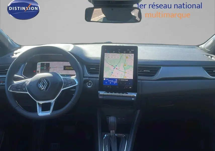 Intérieur du Renault Captur E-Tech hybride 2025, vue frontale du tableau de bord avec écran tactile et volant multifonction.