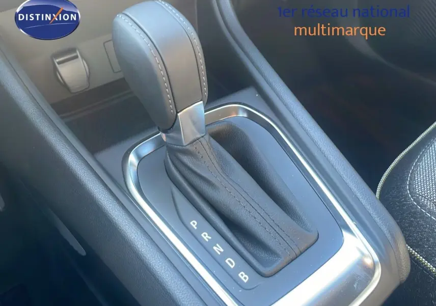 Le levier de vitesses automatique en cuir noir de la Renault Captur E-Tech Hybrid 2025, vue rapprochée intérieure.