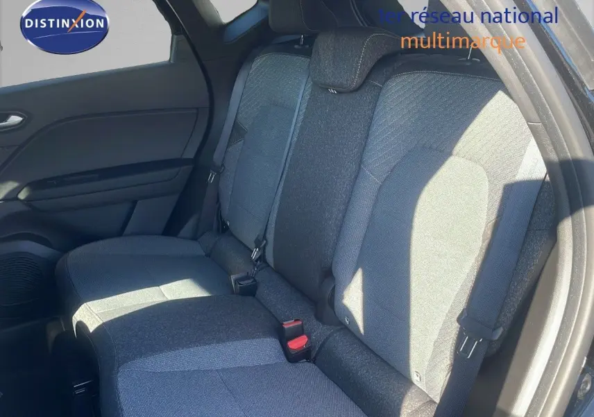 Vue intérieure montrant la banquette arrière en tissu gris du Renault Captur E-Tech Hybrid 2025 côté droit ouvert.