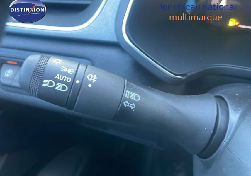 Gros plan sur la commande des feux et clignotants du tableau de bord du Renault Captur noir étoile métal 2025.