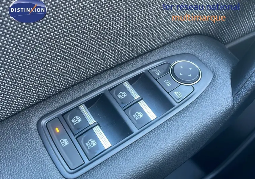 Gros plan sur les commandes des vitres électriques et rétroviseurs d'une Renault Captur noir étoile métal, version hybride 2025.