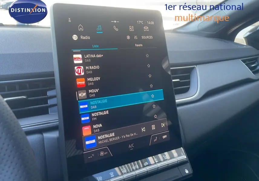 Écran tactile central affichant les radios DAB dans l'habitacle du Renault Captur E-Tech Hybrid 2025.