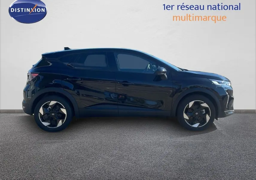 Profil côté gauche d'un Renault Captur E-Tech hybride 2025 noir étoile métal avec jantes biton et lignes modernes.