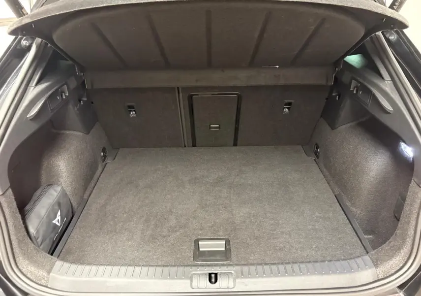 Coffre ouvert du CUPRA Formentor noir minuit, vue arrière montrant un espace de chargement propre et bien agencé.