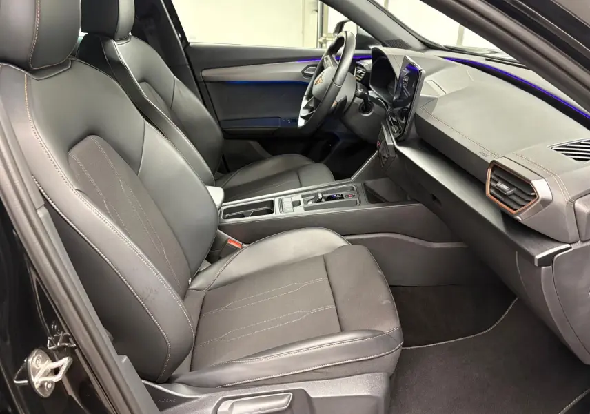 Vue intérieure côté conducteur de la CUPRA Formentor 1.5 TSI 150 DSG7 2024 avec sièges noirs et tableau de bord moderne.