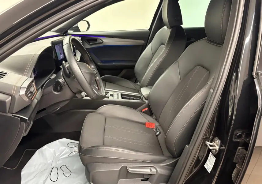 Vue intérieure côté conducteur de la CUPRA Formentor 1.5 TSI 2024 en noir minuit, sièges en cuir noir avec surpiqûres claires.