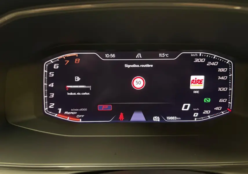 Tableau de bord numérique du CUPRA Formentor 1.5 TSI 150 DSG7, affichage de la vitesse et signalisation routière.