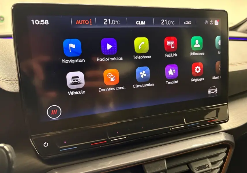 Écran tactile central du tableau de bord du CUPRA Formentor 2024 affichant les options de navigation et climatisation.