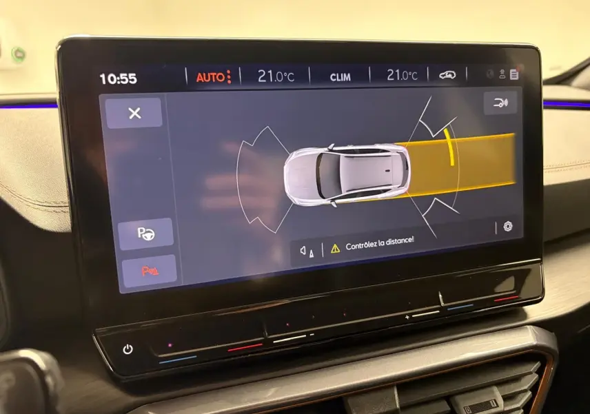 Écran tactile intérieur montrant l'assistance au stationnement avec vue aérienne du CUPRA Formentor 2024 en gris.