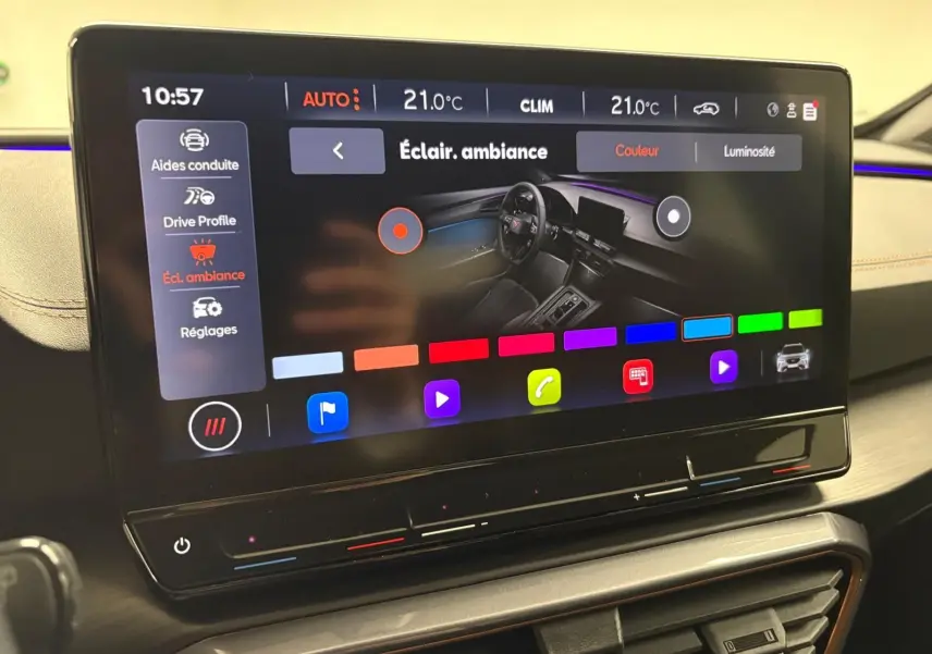Écran tactile du tableau de bord du CUPRA Formentor 2024 montrant les réglages d’éclairage d’ambiance intérieure.