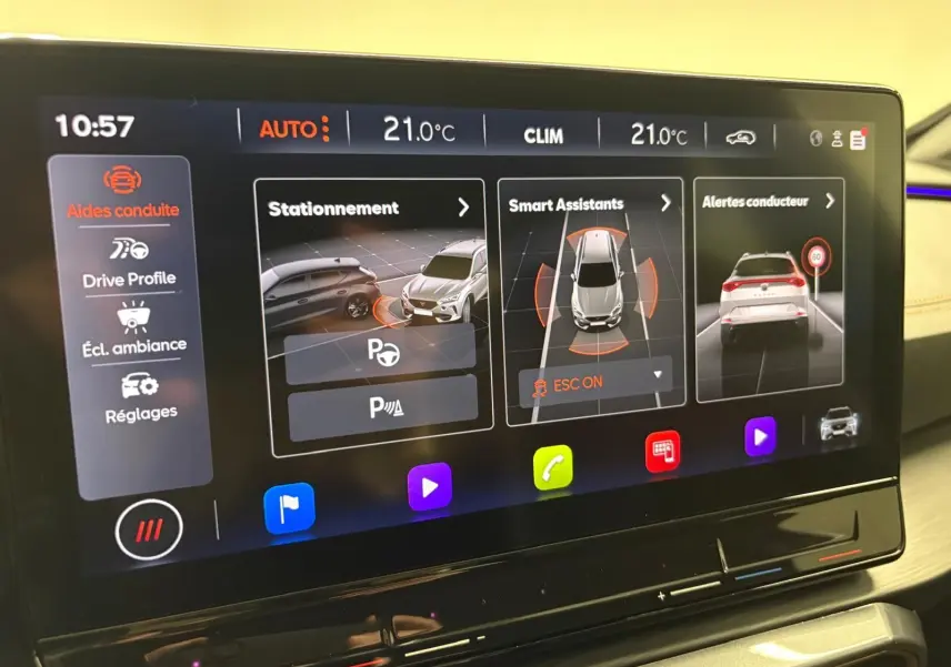 Écran tactile intérieur du CUPRA Formentor 1.5 TSI 2024 affichant les aides à la conduite et la température à 21°C.