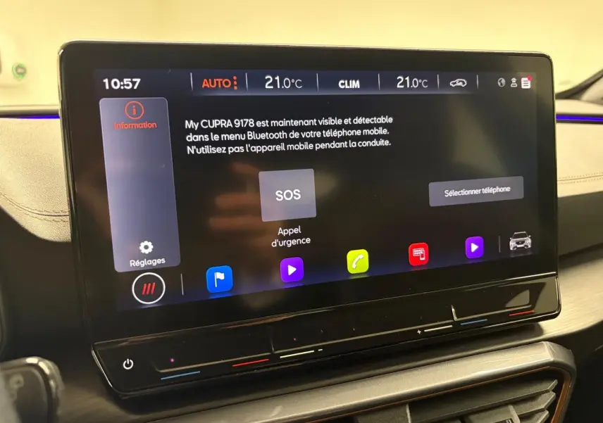 Écran tactile central du tableau de bord de la CUPRA Formentor 2024 affichant les réglages Bluetooth et climatisation.