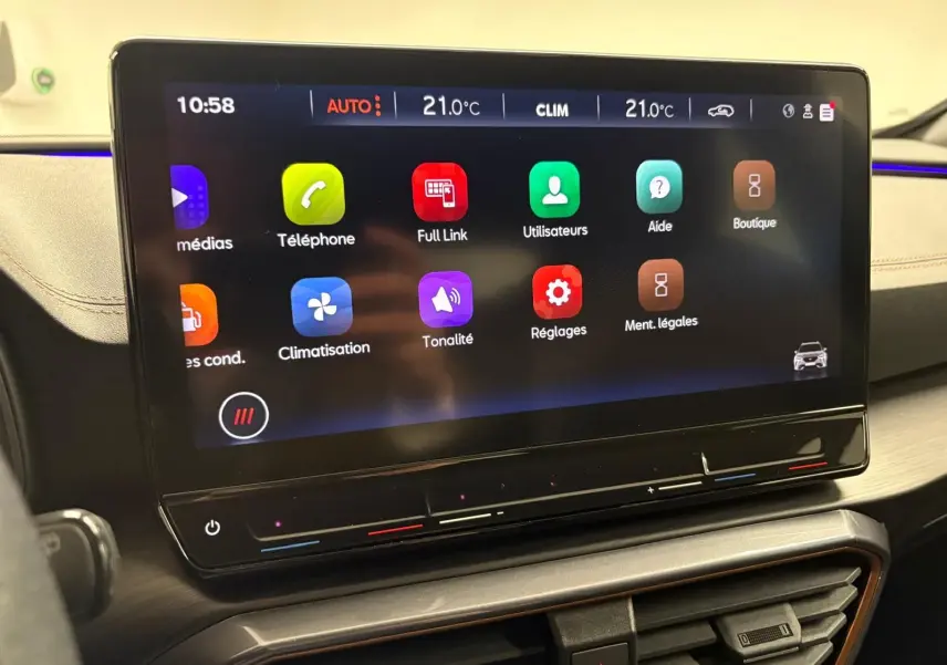 Écran tactile central du tableau de bord du CUPRA Formentor 2024 affichant les options multimédia et climatisation.