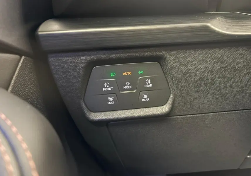 Panneau de commandes d’éclairage intérieur du CUPRA Formentor 1.5 TSI noir, avec boutons pour phares et dégivrage arrière.