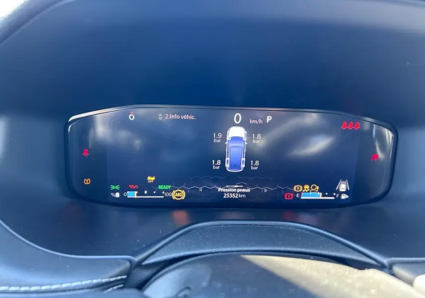 Vue rapprochée du tableau de bord numérique du Jeep Compass 2024 affichant la pression des pneus et les voyants d'alerte.