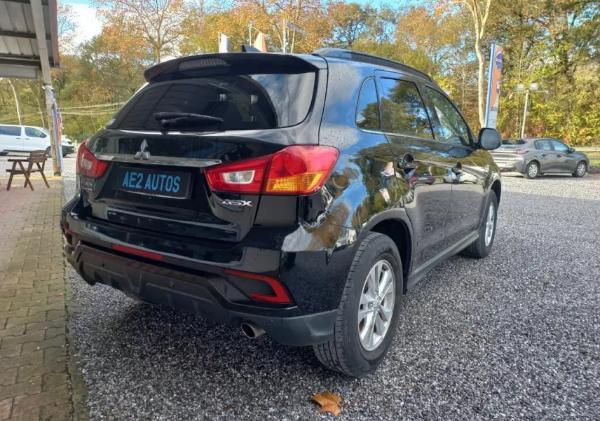 Vue 3/4 arrière droite du Mitsubishi ASX Invite 2WD noir 2020 avec jantes 16 pouces sur parking extérieur.