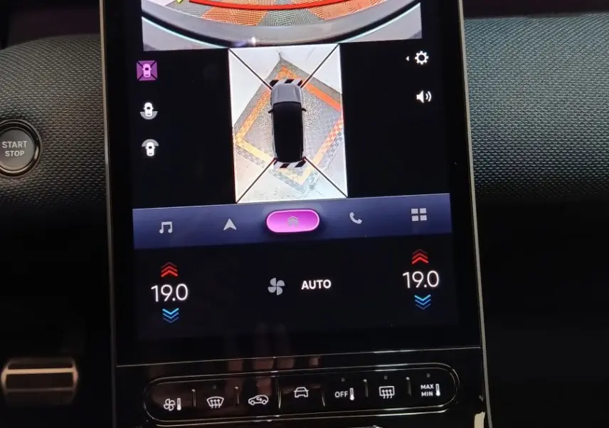 Vue rapprochée de l'écran tactile central affichant la caméra 360° et les commandes de climatisation d'une Citroën C5 hybride gris foncé.