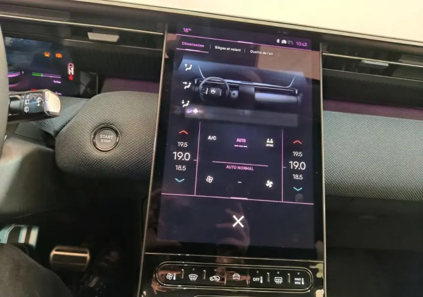 Vue rapprochée de l’écran tactile central du tableau de bord de la Citroën C5 hybride gris foncé avec bouton Start/Stop visible.