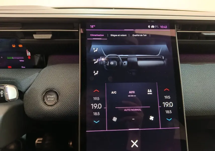 Écran tactile central affichant la climatisation dans l'habitacle moderne du Citroën C5 hybride 2026.