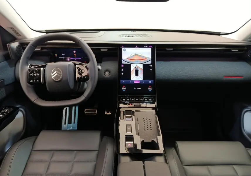 Vue intérieure frontale du tableau de bord et volant cuir noir du Citroën C5 Hybride 2026 avec écran tactile central vertical.