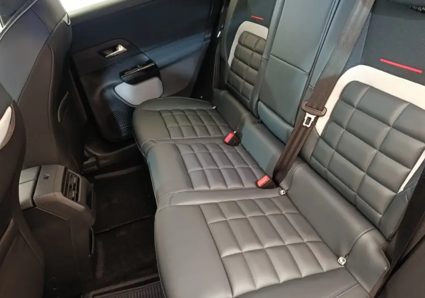 Vue intérieure arrière côté droit des sièges en cuir gris foncé matelassé de la Citroën C5 Hybride 2026.
