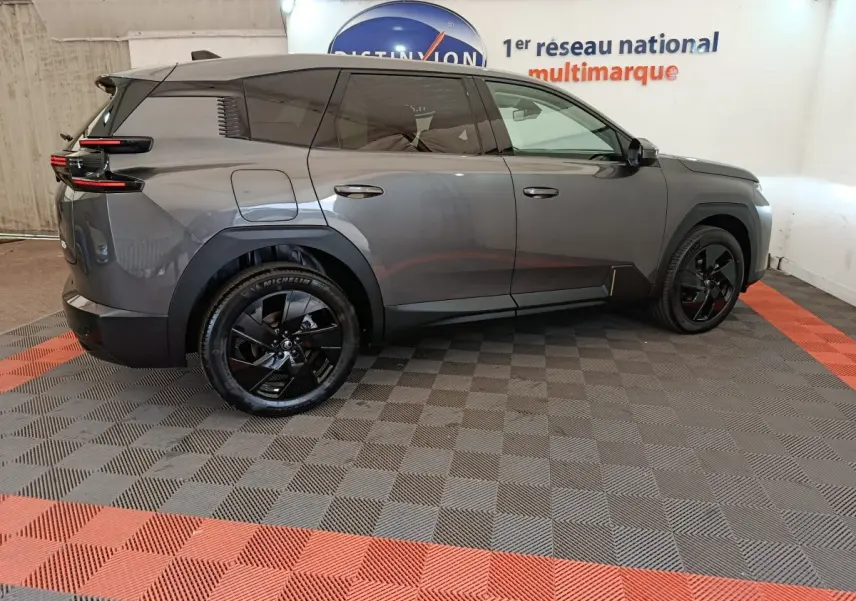 Vue de profil côté gauche d'un Citroën C5 Hybride gris foncé avec jantes noires et vitres teintées.
